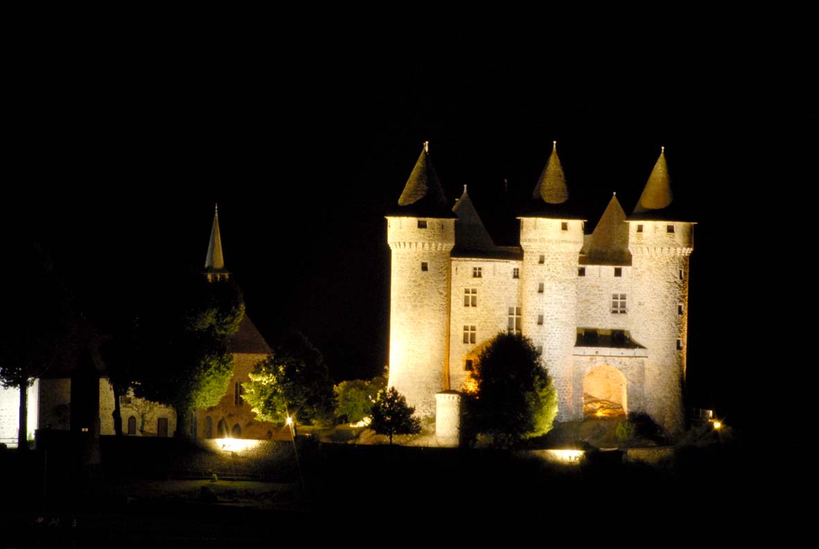 Chateau de Val face au camping Outreval en vallee de la Dordogne